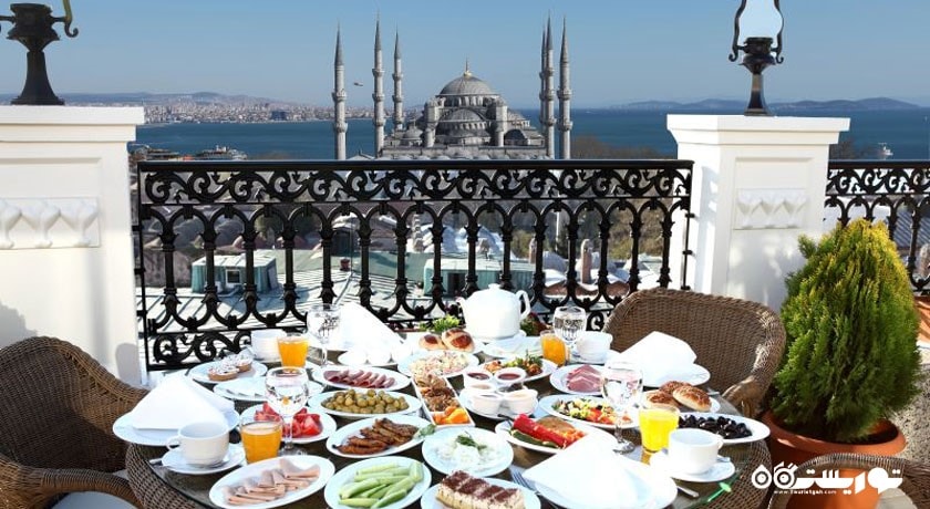 میز صبحانه در فضای باز رستوران